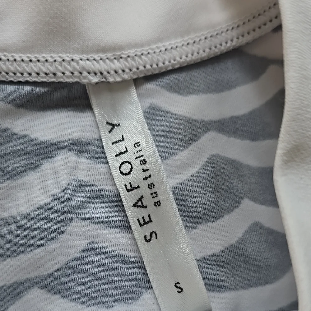 Seafolly Black and White Wave Pattern Rash guard Vest Top - Picture 2 of 14